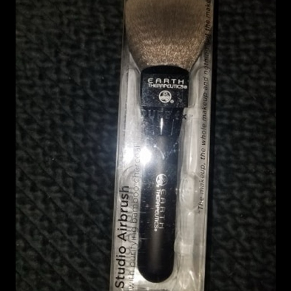 Black and Brown Makeup Brush for Precision and Comfort